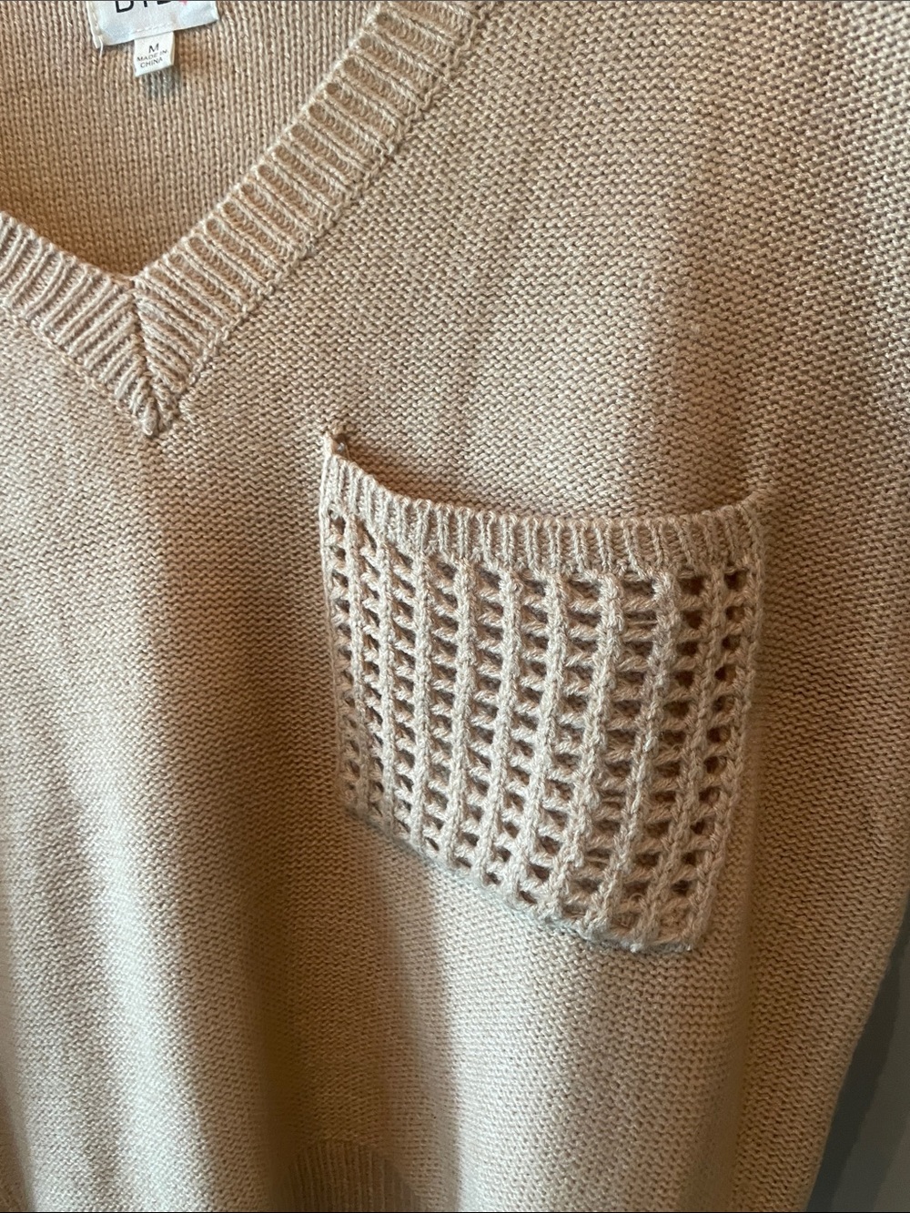 BiBi‎ Beige V-Neck Openwork Sleeve Pocket Sweater Size Medium - Picture 5 of 9